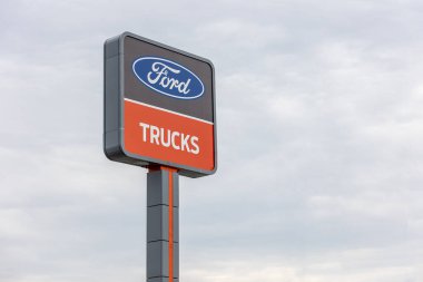 Ford kamyon tabelası. Ford Motor Company, Amerikalı çok uluslu otomobil üreticisi. Yüksek kalite fotoğraf