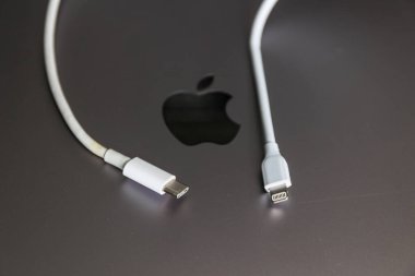 Apple logo arka planında Apple şarj aleti ve USB tip C şarj edici
