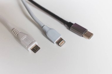 Apple şarj aleti ve USB tip C şarj aleti. Yüksek kaliteli fotoğraflar