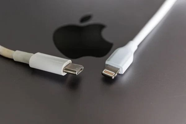 Зарядное Устройство Apple Usb Type Зарядное Устройство Фоне Логотипа Apple — стоковое фото