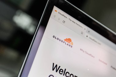 Kaunas, Litvanya - 20 Haziran 2022: Cloudflare logosu ekranda. Cloudflare bir Amerikan içerik dağıtım ağı ve DDoS hafifletme şirketidir.