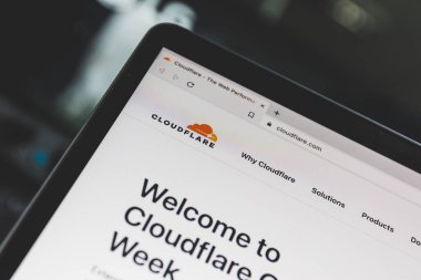 Bulut patlaması logosu ekranda. Cloudflare bir Amerikan içerik dağıtım ağı ve DDoS hafifletme şirketidir.