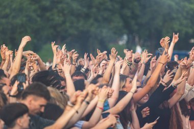 Gençler müzik festivalinde el kaldırdı.
