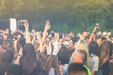 Gençler müzik festivalinde el kaldırdı.