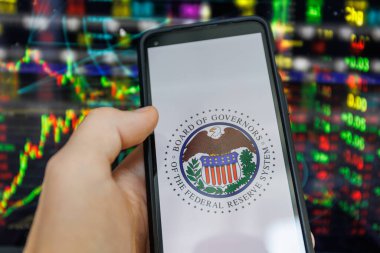 Kaunas, Litvanya - 22 Temmuz 2022: FED logosu ekranda. Federal Rezerv Sistemi, Amerika Birleşik Devletleri 'nin merkez bankacılık sistemidir.