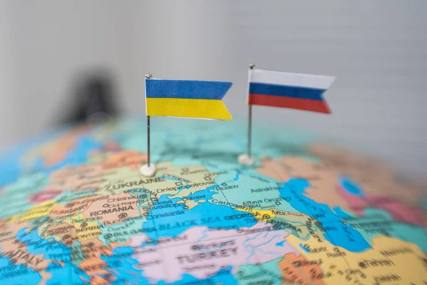 Die Flaggen Der Ukraine Und Russlands Auf Der Geopolitischen Landkarte — Stockfoto