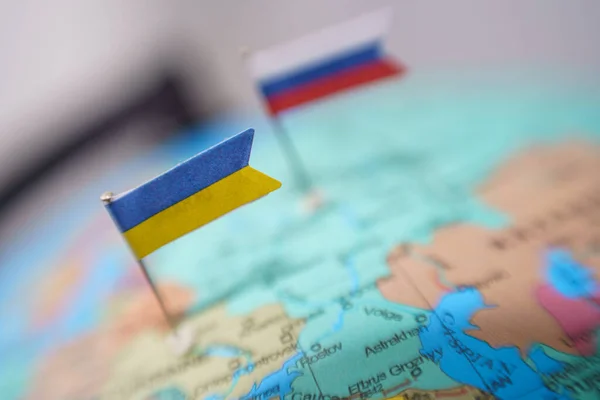 Die Flaggen Der Ukraine Und Russlands Auf Der Geopolitischen Landkarte — Stockfoto