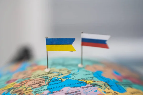 Die Flaggen Der Ukraine Und Russlands Auf Der Geopolitischen Landkarte — Stockfoto