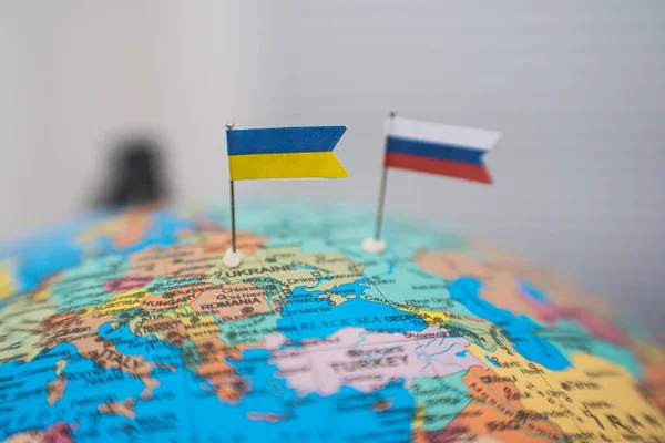 Die Flaggen Der Ukraine Und Russlands Auf Der Geopolitischen Landkarte — Stockfoto