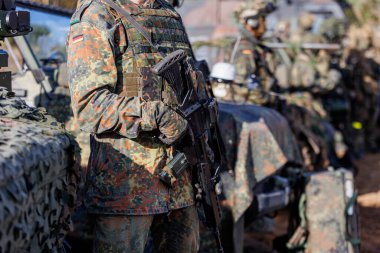 Rukla, Litvanya - 10 Ekim 2022: Alman Nato askerleri tam teçhizatlı. Kuzey Atlantik Antlaşma Örgütü. Yüksek kalite fotoğraf