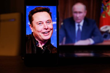 Vilnius, Litvanya - 11 Ekim 2022: Elon Musk ekranda ve Vladimir Putin arka planda. Yüksek kalite fotoğraf