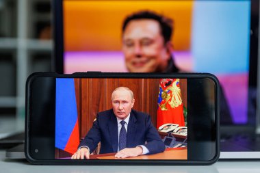 Vilnius, Litvanya - 13 Ekim 2022: Perdede Elon Musk ve arkada Vladimir Putin. Yüksek kalite fotoğraf
