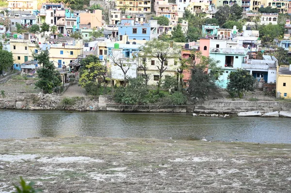 Nehir ve binalarla dolu güzel bir manzara 