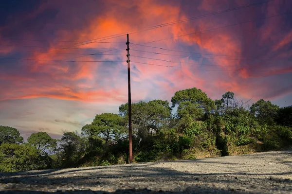 Ağaçlı gökyüzü, köyde .