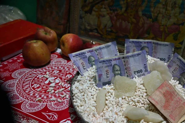 Diwali Festivali 'nin içerisindeki tapınak, Hint parası.
