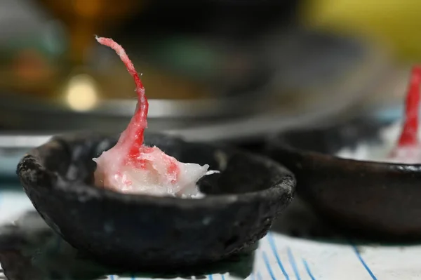 Lamba eski tapınakta yanmadan