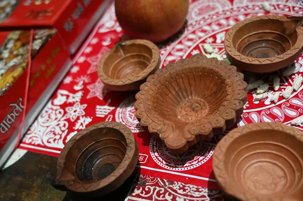 Lamba eski tapınakta yanmadan