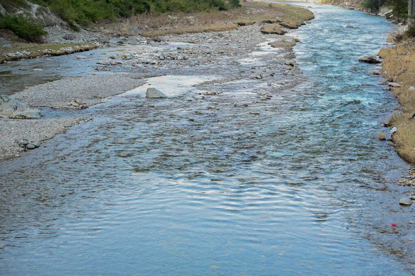 Bir dağdan sonra nehrin yol açtığı yıkımın görüntüsü