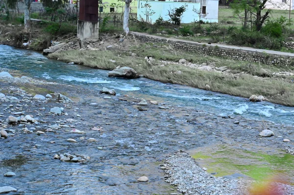Bir dağdan sonra nehrin yol açtığı yıkımın görüntüsü