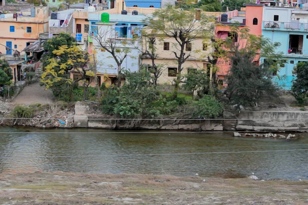 Nehir ve binalarla dolu güzel bir manzara
