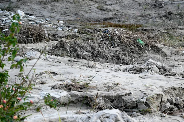 Çöpler nehre atıldı.