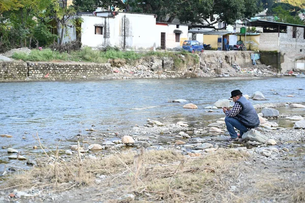 Nehirde balık tutan adam