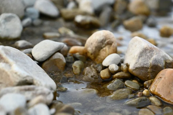 Nehir suyunda bir sürü küçük taş var. .