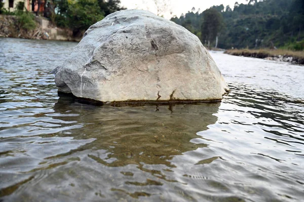 Nehir suyunda büyük bir taş. .