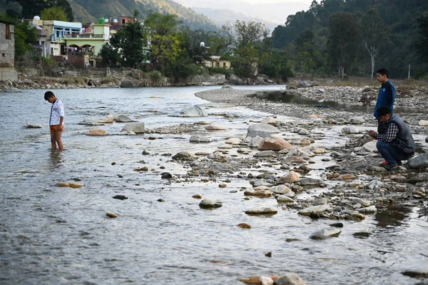 Nehir suyunda bir sürü küçük taş var. .