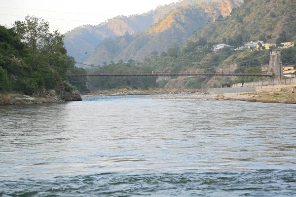 Nehrin kenar manzarası, köprüsü, altın gökyüzü .