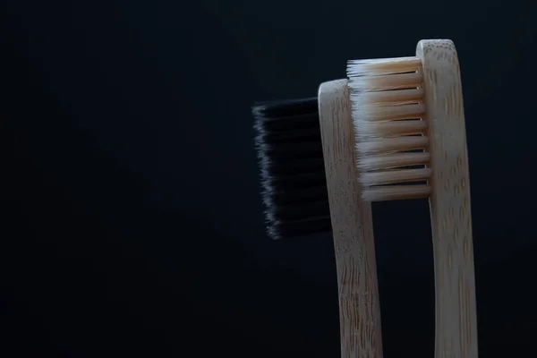 Duas Escovas Dentes Bambu Com Cerdas Pretas Brancas Fundo Preto — Fotografia de Stock