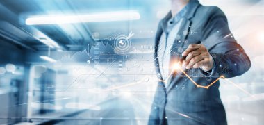 İş adamı, iş dünyasının büyüme grafiğini ve ilerlemesini çizdi ve mali ve yatırım verilerini, iş planlamasını ve mavi arka plan stratejisini analiz etti