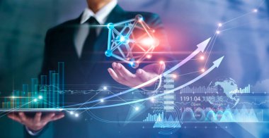 2022 Yeni Yıl 'a dokunmak ve günbatımının arka planında doğanın tadını çıkarmak. Mutlu yıllar konsepti.. 