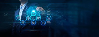 Sıradaki büyük şey, Teknoloji 5G, Global business, Dünyayı Kurtarmak, Otomatik programlanabilir altyapı, İş adamı bulut bilgisayar ağı siber uzayı ile ilgili veri bilgilerine dokunuyor.