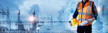 Güvenlik miğferi ve planlarıyla sanayi mühendisleri ve ikon endüstrisi, elektrik santrali projesinin şebeke arka planındaki verilerini kontrol ediyor ve analiz ediyor.. 
