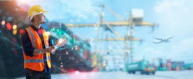 Lojistik ağ dağıtımında tablet kullanan işçiler ve konteynır kargo gemisi, endüstri, ithalat, küresel ağ üzerinden çevrimiçi mal siparişleri ağında akıllı ulaşım kullanan işçiler. 