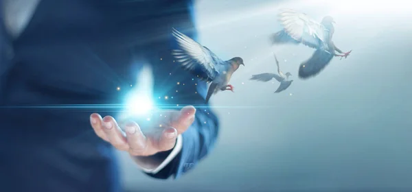 Empresário Pássaro Livre Desfrutando Natureza Fundo Azul Símbolo Liberdade Criatividade — Fotografia de Stock
