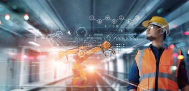 Teknik Endüstri Mühendisi modern arayüzde izleme sistemi yazılımı ve endüstri ağı bağlantısı ile robotları kontrol ediyor. Yapay Zeka, Otomasyon Robot Kolu.