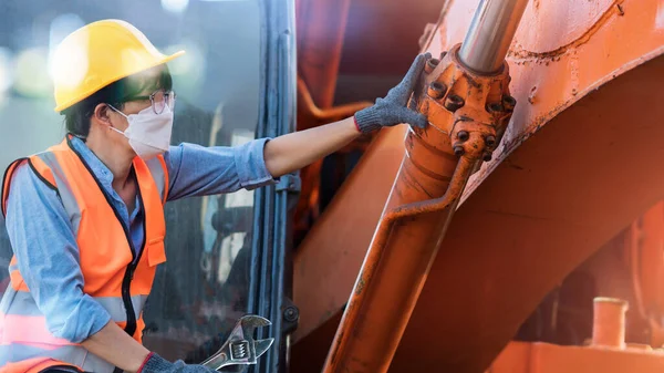Mulheres Engenheiro Profissionais Trabalham Mecânica Verificação Reparação Máquinas Escavadoras Manutenção — Fotografia de Stock