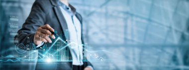 İş adamı, iş dünyasının büyüme grafiğini ve ilerlemesini çizdi ve mali ve yatırım verilerini analiz etti, başarının geliştirilmesi, iş planlaması ve mavi arka plan stratejisi.