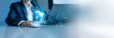 Çevrimiçi bankacılık, Fintech, Data exchange, Küreselleşme pazarlama ve İnternet teknolojisi, Küresel işletme, Finansal ve Yatırım 'ın küresel ağ bağlantısı üzerinde laptop kullanan iş adamı.