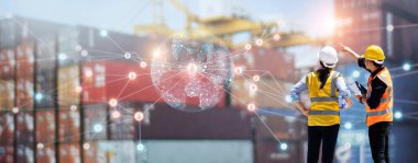 Lojistik ağ dağıtımında tablet, konteyner kargo endüstrisi ağında akıllı ulaşım, ithalat, küresel ağ kurulumunda çevrimiçi mal siparişleri kullanan işçilerin takım çalışması.