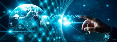 Küresel ağ ve veri alışverişine dokunan bir iş adamı. İnternet işi. Büyük veri görselleştirmesi. küresel iş. Sosyal ağ iletişimi. - Bilim. İnternet teknolojisi.