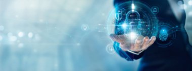 Siber güvenlik ve veri koruması. İş adamı asma kilidi tutuyor iş verilerini sanal ağ bağlantısı ile koruyor. Yenilik teknolojisi dijital saldırıdan akıllı bir çözüm geliştirir.