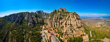 Santa Maria de Montserrat 'ın hava manzarası, Monistrol de Montserrat, İspanya' daki Montserrat dağında yer alan Saint Benedict Manastırı 'nın bir manastırı.