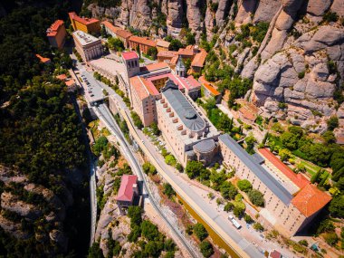 Santa Maria de Montserrat 'ın hava manzarası, Monistrol de Montserrat, İspanya' daki Montserrat dağında yer alan Saint Benedict Manastırı 'nın bir manastırı.