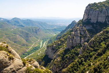 Santa Maria de Montserrat Manzarası, Monistrol de Montserrat, İspanya 'daki Montserrat Dağı' nda yer alan Saint Benedict Manastırı.