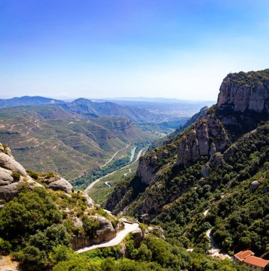 Santa Maria de Montserrat 'ın hava manzarası, Monistrol de Montserrat, İspanya' daki Montserrat dağında yer alan Saint Benedict Manastırı 'nın bir manastırı.