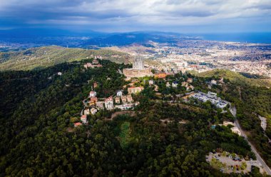 Tibidabo 'nun hava manzarası, Barcelona, Katalonya, İspanya' ya bakan bir tepe.