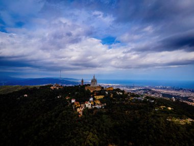 Tibidabo 'nun hava manzarası, Barcelona, Katalonya, İspanya' ya bakan bir tepe.